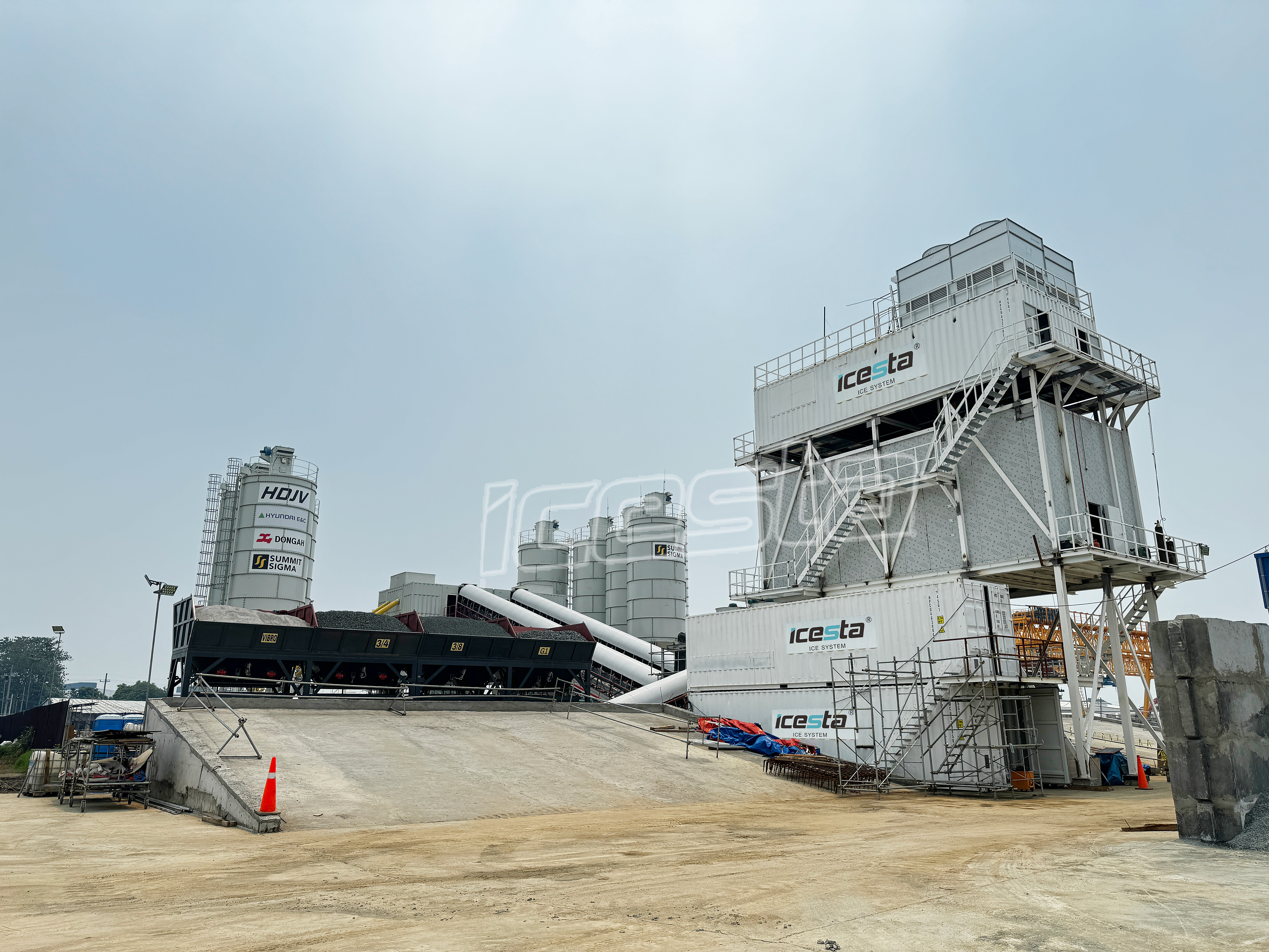 Proyecto de enfriamiento de concreto a gran escala en Filipinas: solución completa de planta de hielo en placas en contenedores de 60 toneladas por día